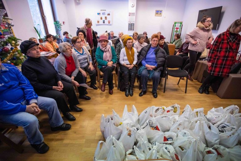 Nepoţi de Crăciun - proiectul caritabil prin care poţi să oferi bucurie unor bunici care au o situaţie precară