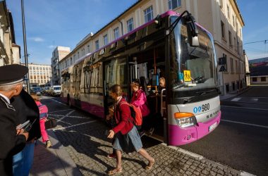 Primăria Cluj-Napoca va cumpăra 10 microbuze noi pentru a extinde transportul dedicat pentru elevi