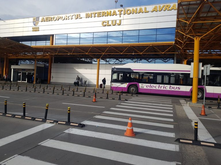 Staţie de autobuz în parcarea Aeroportului Internațional Cluj