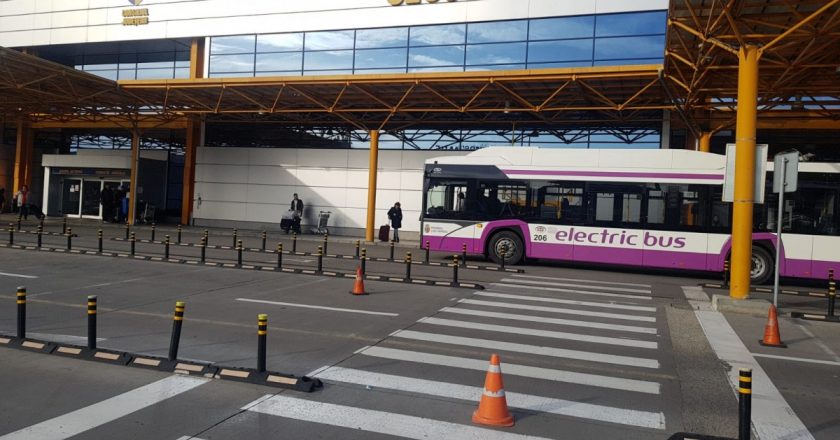 Staţie de autobuz în parcarea Aeroportului Internațional Cluj