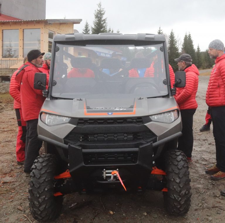 Salvamontiştii clujeni au primit un vehicul off-road şi o dronă de ultima generaţie