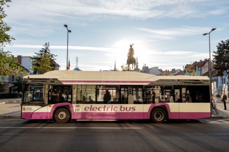 Elevii și studenții din Cluj-Napoca vor beneficia de la 1 martie de 120 călătorii gratuite pe mijloacele de transport în comun