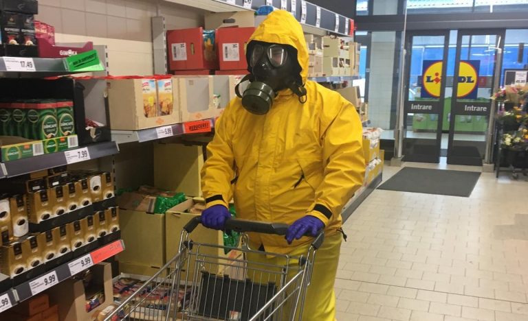 Imaginea zilei: cum a mers îmbrăcat un clujean la cumpărături (FOTO) 1 lidl baciu cluj coronavirus gluma