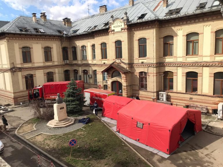 Cort de triaj în fața Clinicii Medicală I Cluj | Pacienţii cu coronavirus vor fi internaţi şi în acest spital