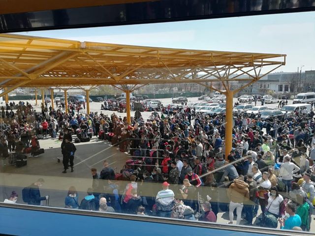 Aproximativ 1500 de români aşteaptă pe Aeroportul Cluj să plece în Germania