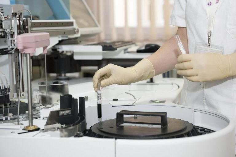 Tratamentul unui pacient infectat cu coronavirus poate costa şi 7000 de euro
