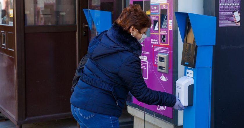 Dispensere cu dezinfectant în stații de transport public Cluj