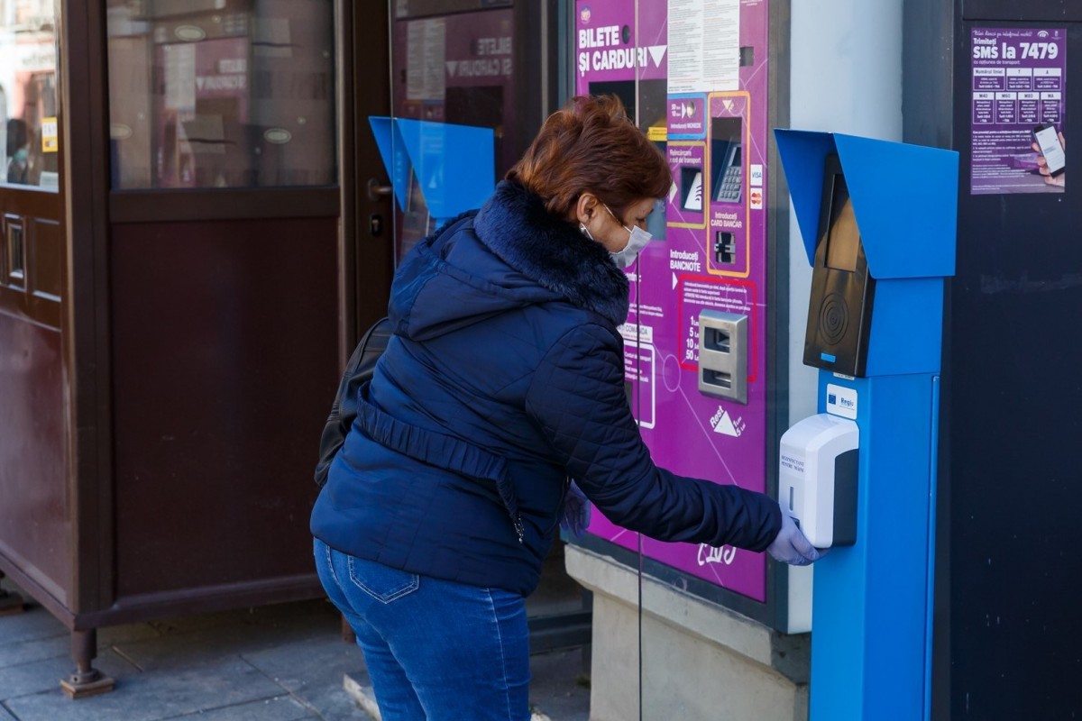 Dispensere cu dezinfectant în stații de transport public Cluj