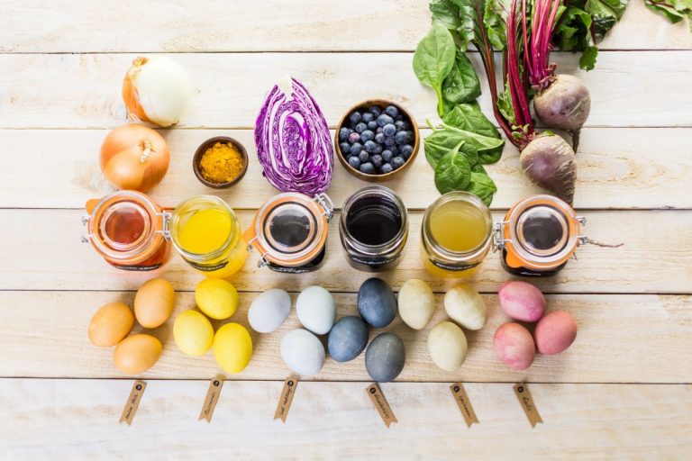 Ouă de Paşte vopsite cu ajutorul ingredientelor naturale