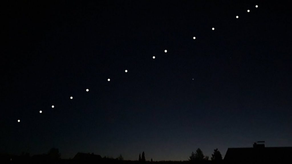 Sateliții Starlink sunt vizibili şi pe cerul României
