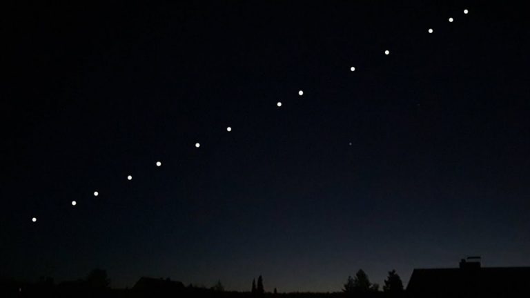 Sateliții Starlink sunt vizibili şi pe cerul României