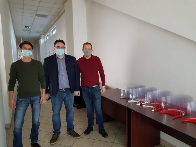 Viziere pentru cadre medicale realizate de profesori ai Universităţii Tehnice din Cluj-Napoca