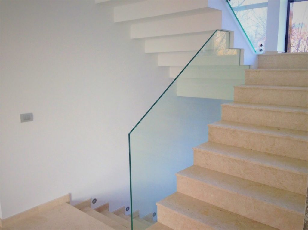 4 lucruri pe care trebuie sa le stiti despre balustradele de sticla