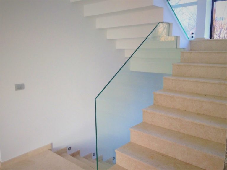 4 lucruri pe care trebuie sa le stiti despre balustradele de sticla