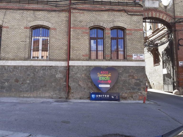 7 inimi imense cu mesaje de mulţumire au fost amplasate în faţa a şapte spitale COVID-19 din România (FOTO) 6 7 inimi imense cu mesaje de mulţumire au fost amplasate în faţa a şapte spitale COVID-19 din România