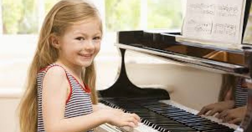 De ce sa iti inscrii micutii la cursuri de pian pentru copii?