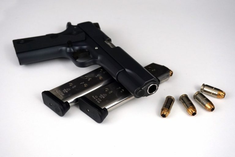 Ce trebuie să ştii dacă vrei să îţi cumperi o armă