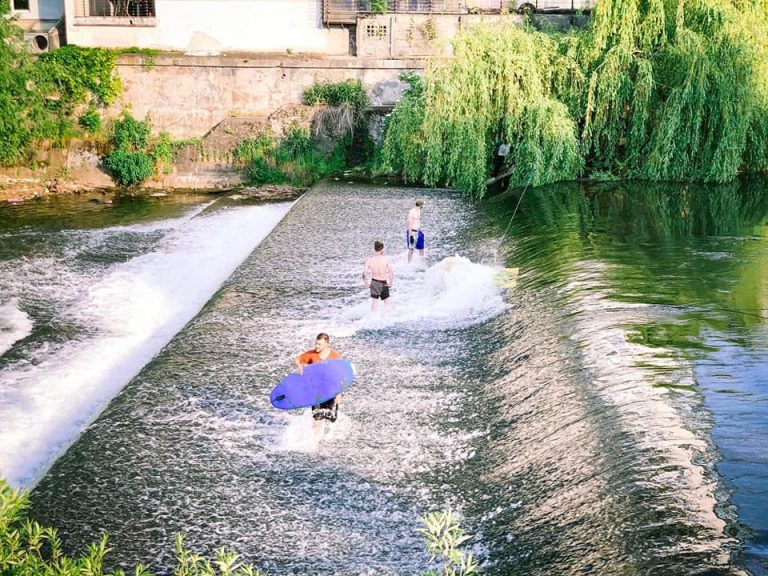 Surf Someș - sport extrem practicat în centrul Clujului pe Someșul Mic
