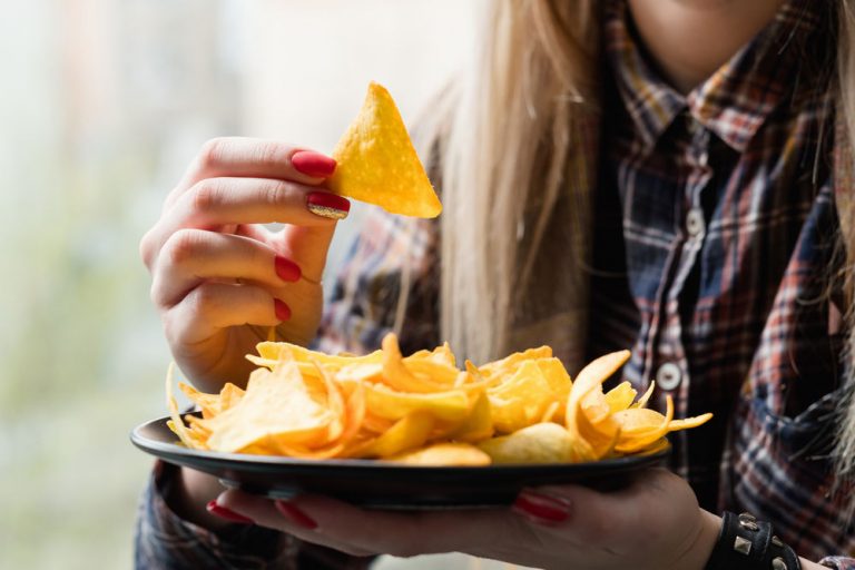Margarina, chipsurile, popcornul și supele la plic vor fi interzise prin lege