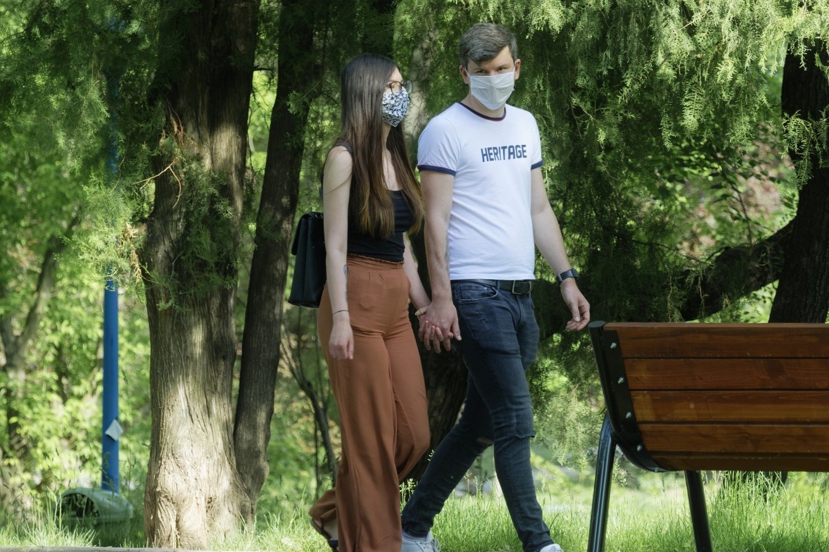 Masca de protecţie devine obligatorie în toate spaţiile aglomerate din judeţul Cluj