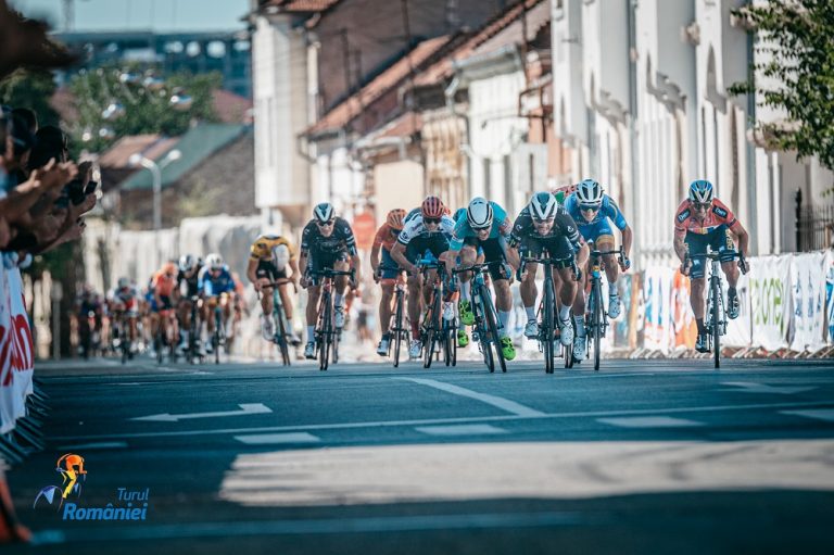 Edi Grosu îmbracă tricoul galben în prima etapă a Turului României | Cicliştii ajung azi la Cluj