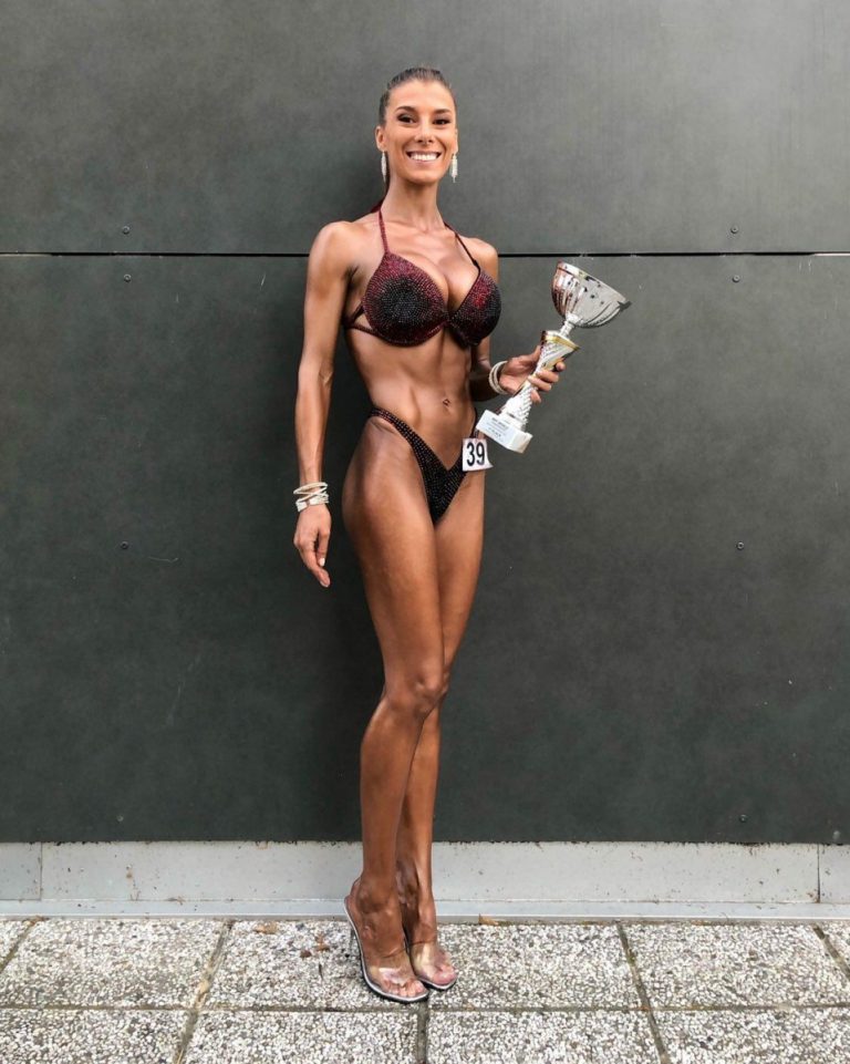 Clujeanca Alexandra Văidăhăzan a câştigat medalia de aur la Campionatul Mondial de Culturism şi Fitness