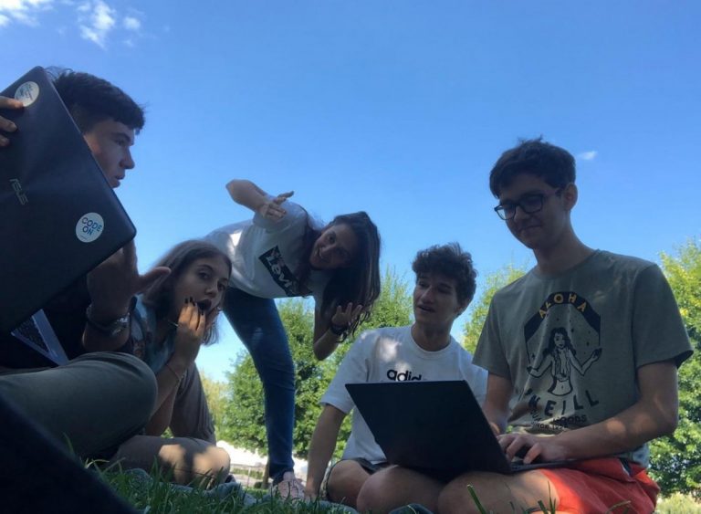 Soluții ingenioase pentru problemele actuale. Micii IT-iști clujeni și-au expus aplicațiile 10 Soluții ingenioase pentru problemele actuale. Micii IT-iști clujeni și-au expus aplicațiile