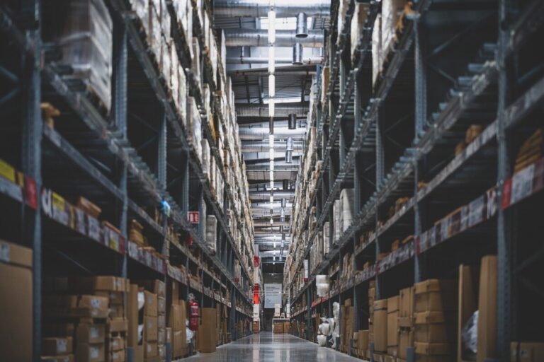 Ce avantaje obţii atunci când închiriezi spaţii industriale