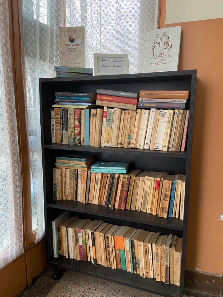 Biblioteca din scara blocului - modul inedit prin care un scriitor din Cluj încurajează cititul