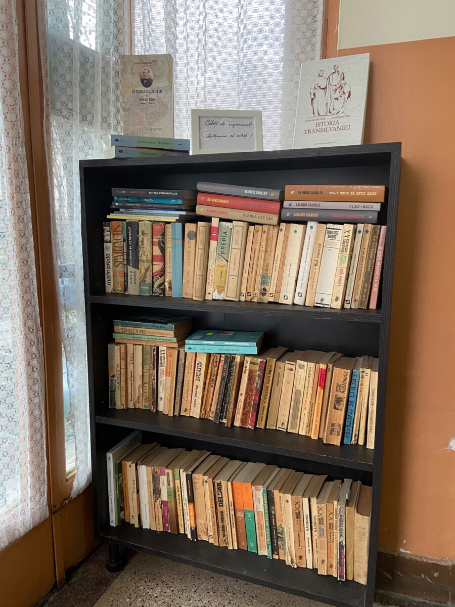 Biblioteca din scara blocului - modul inedit prin care un scriitor din Cluj încurajează cititul