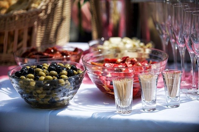 5 tipuri de mobilier care nu pot să lipsească de la o petrecere în aer liber