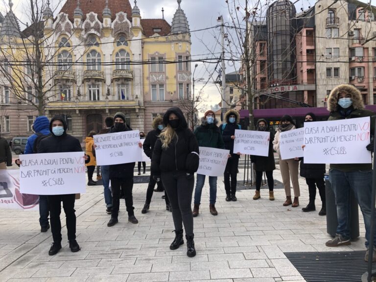 Protest al studenţilor la Cluj-Napoca față de limitarea gratuității transportului feroviar