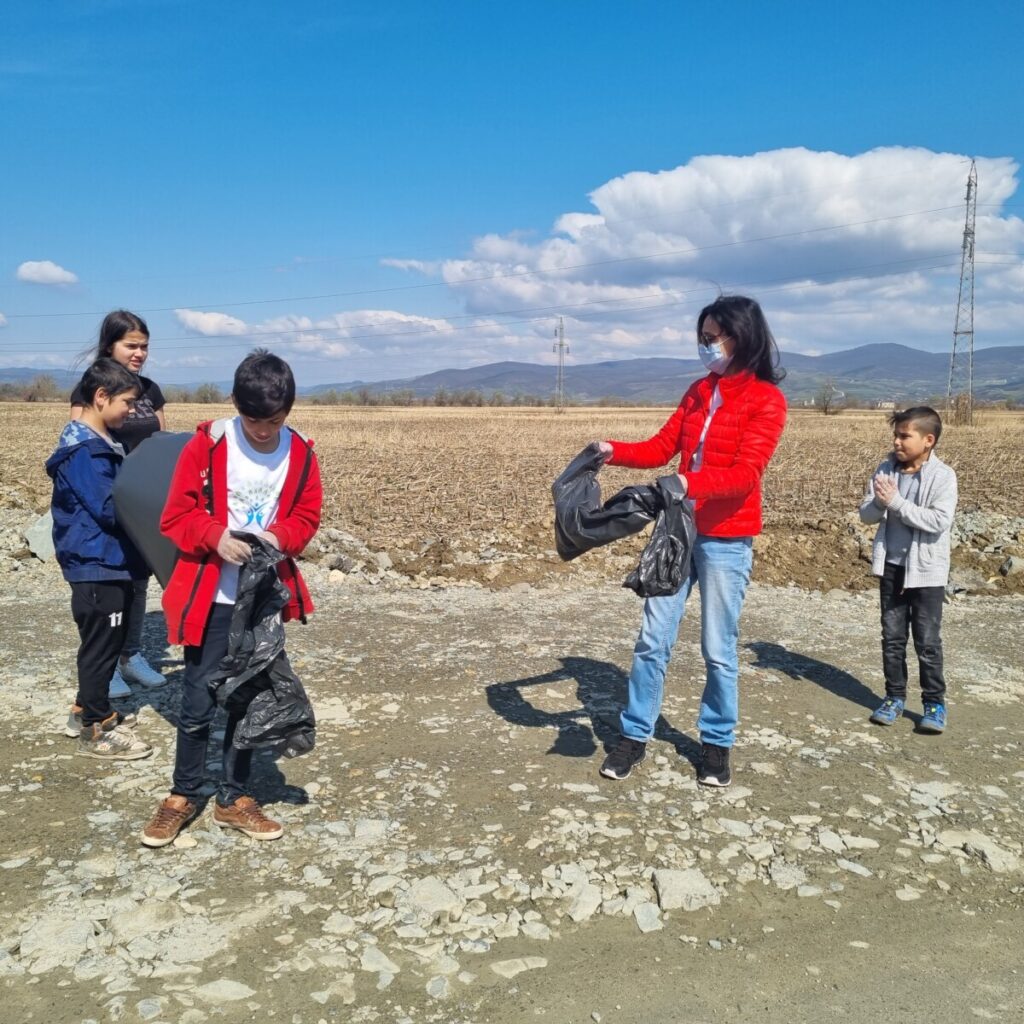 Acţiune de ecologizare în satul Cetan din Cluj desfăşurată de un grup de copii
