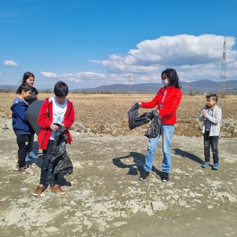 Acţiune de ecologizare în satul Cetan din Cluj desfăşurată de un grup de copii