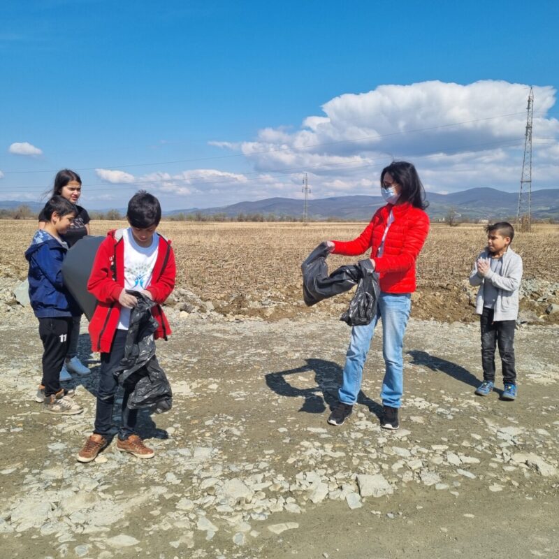 Acţiune de ecologizare în satul Cetan din Cluj desfăşurată de un grup de copii