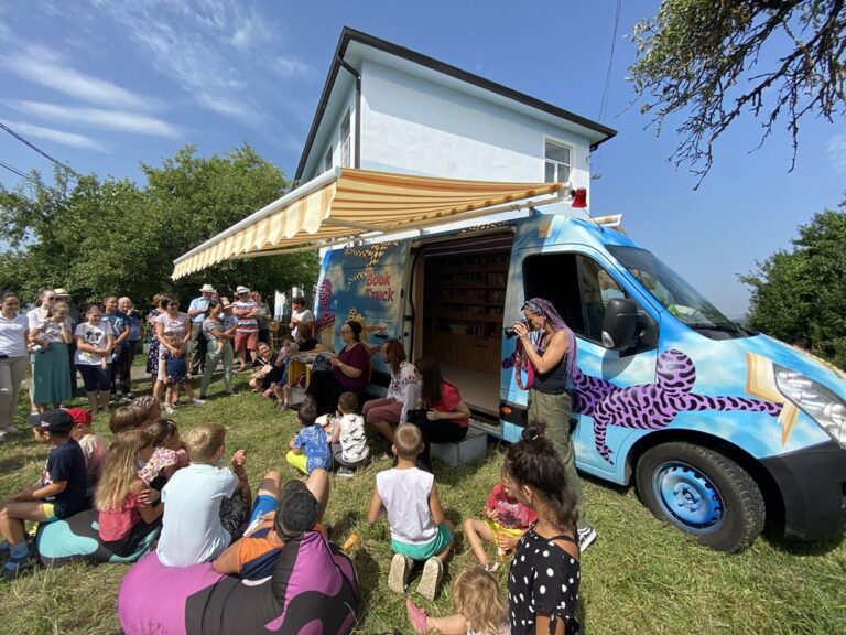 BookTruck: Peste 1.100 de cărți au fost colectate de biblioteca mobilă și vor fi împrumutate gratuit în satele din Cluj 1 booktruck
