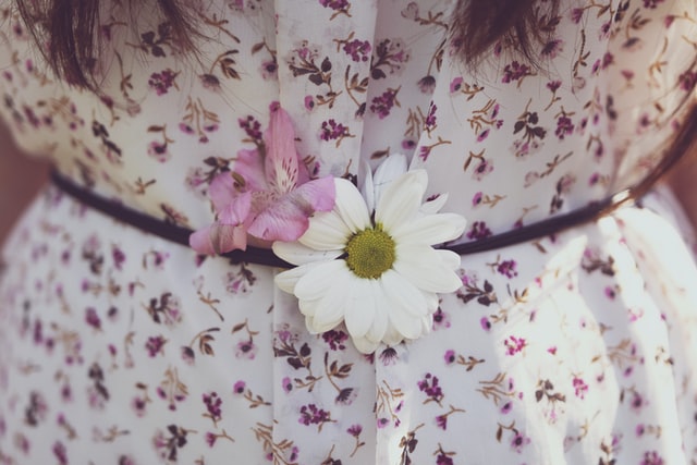 Rochii cu imprimeu pe care le poți purta atât la birou cât și la evenimente