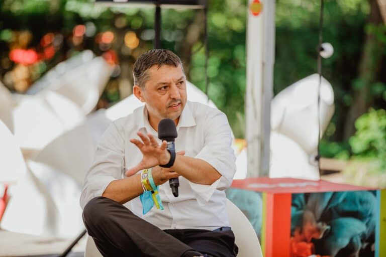 Rectorul UBB Cluj la Electric Castle: „Revenirea la concerte și la evenimente ajută starea psihică a oamenilor după pandemie”