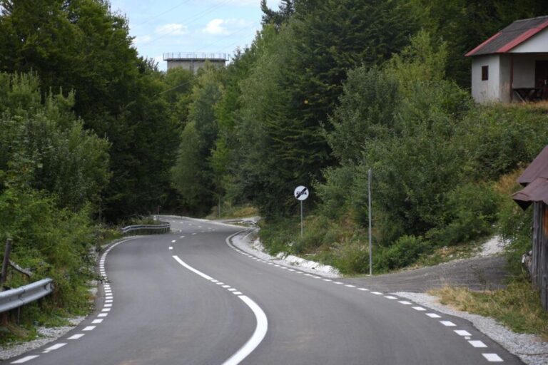 Lucrările la un tronson din Drumul Apusenilor au fost finalizate cu 3 luni înainte de termen 5 Lucrările la un tronson din Drumul Apusenilor au fost finalizate cu 3 luni înainte de termen