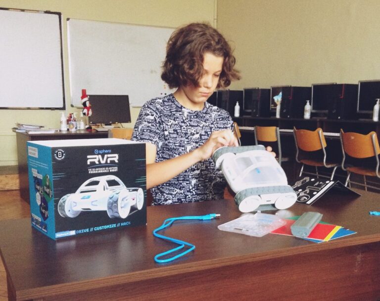 Roboţi multifuncţionali introduşi în mai multe şcoli din Cluj-Napoca (FOTO) 3 Roboţi multifuncţionali introduşi în mai multe şcoli din Cluj-Napoca