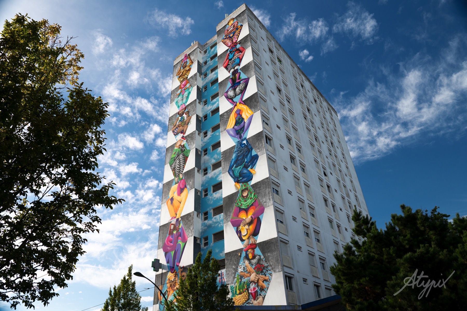 Doi artişti din Cluj au realizat pe o clădire din Franţa o pictură murală inspirată din opera lui Constantin Brâncuși