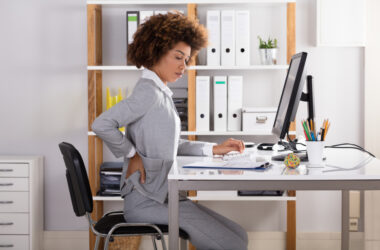 Cum scapi de durerile de spate? 15 recomandări și produse eficiente