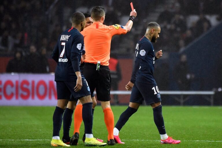 De ce pariază tipsterii pe cartonașe la fotbal