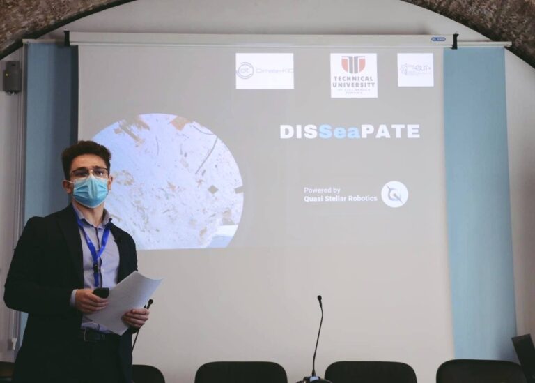 Un student la Cluj a fondat un start-up care îşi propune să cureţe apele de deşeuri plastice folosind inteligenţa artificială