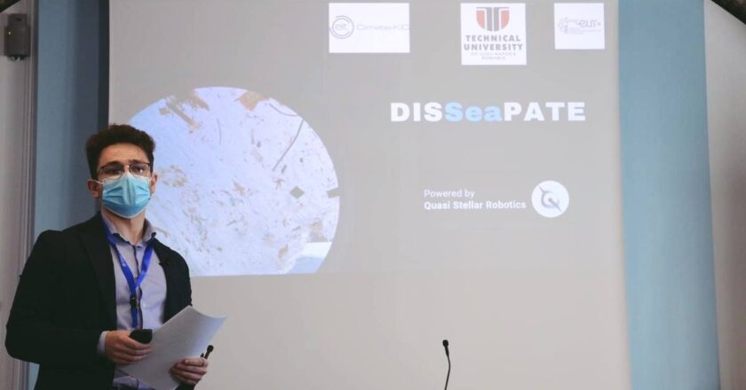 Un student la Cluj a fondat un start-up care îşi propune să cureţe apele de deşeuri plastice folosind inteligenţa artificială