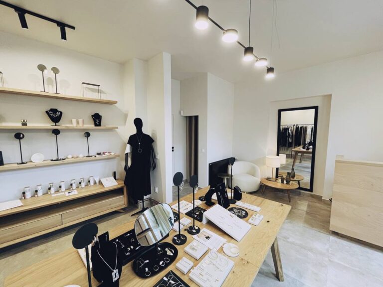 monom concept store