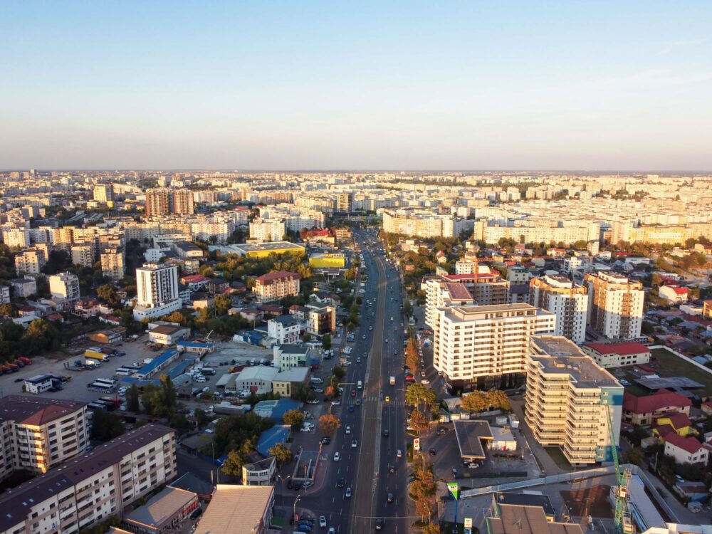Autoritățile administrației publice locale cu o populație mai mare de 5000 de locuitori trebuie să întocmească un program de îmbunătățire a eficienței energetice.