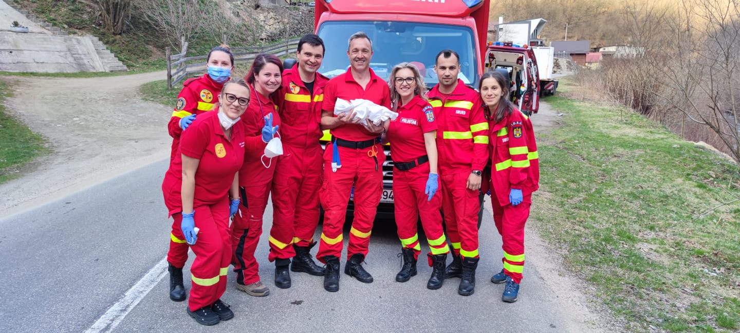 Misiune specială pentru SMURD Cluj! O femeie a născut în ambulanță