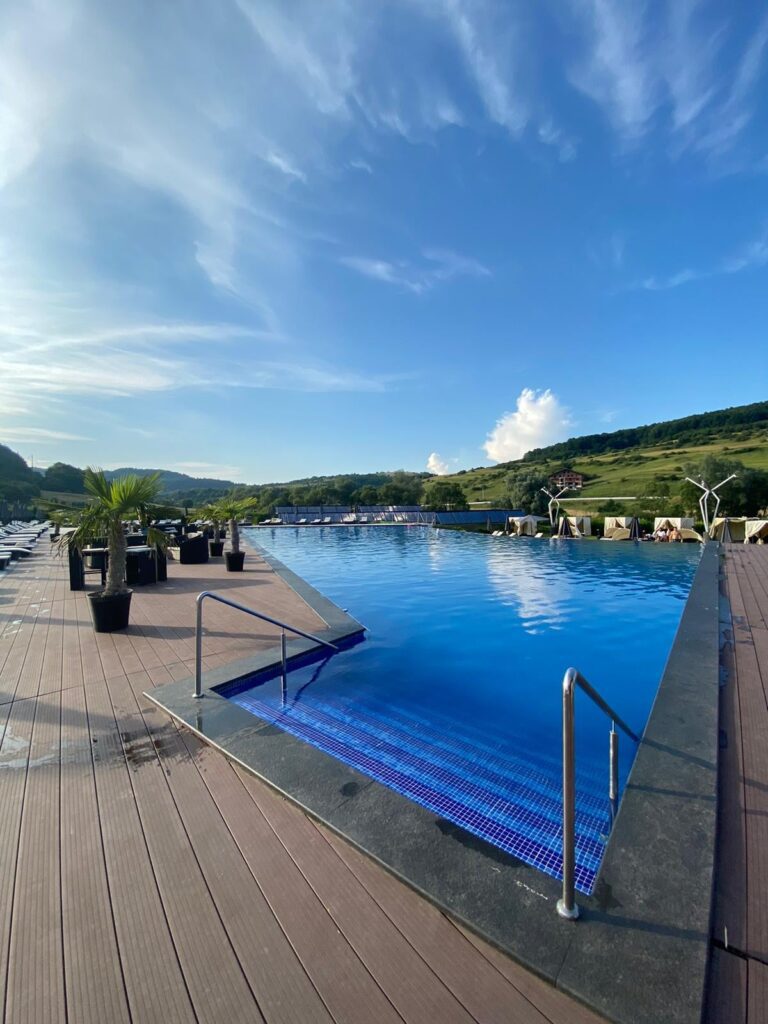 Oxygen Pool&Lounge