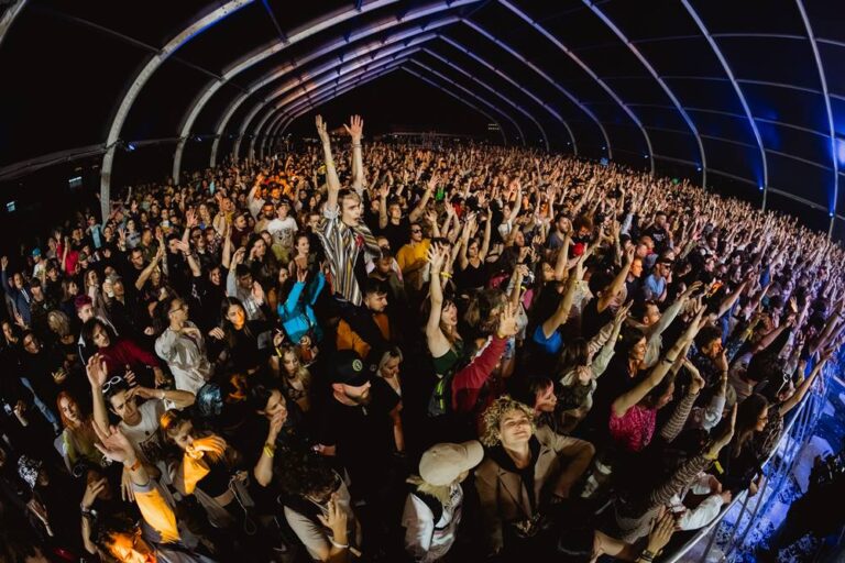 38.000 de participanţi în prima zi de Electric Castle! Editors și Moderat deschid, astăzi, scena principală 3 38.000 de participanţi în prima zi de Electric Castle